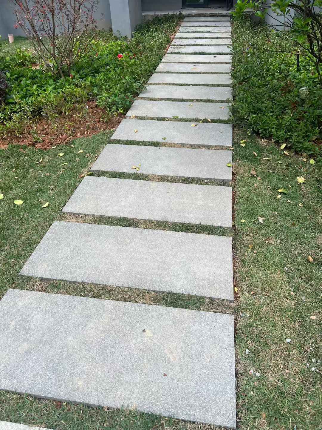 滨州 芝麻黑小区踏步、汀步石铺装效果