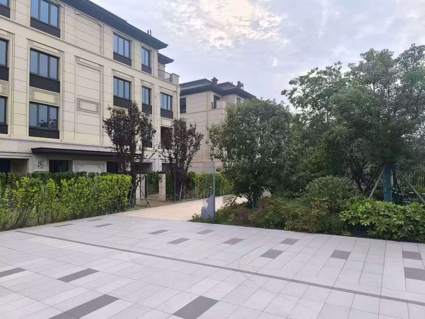 滨州 芝麻白与芝麻白搭配铺装，尺寸1200*600